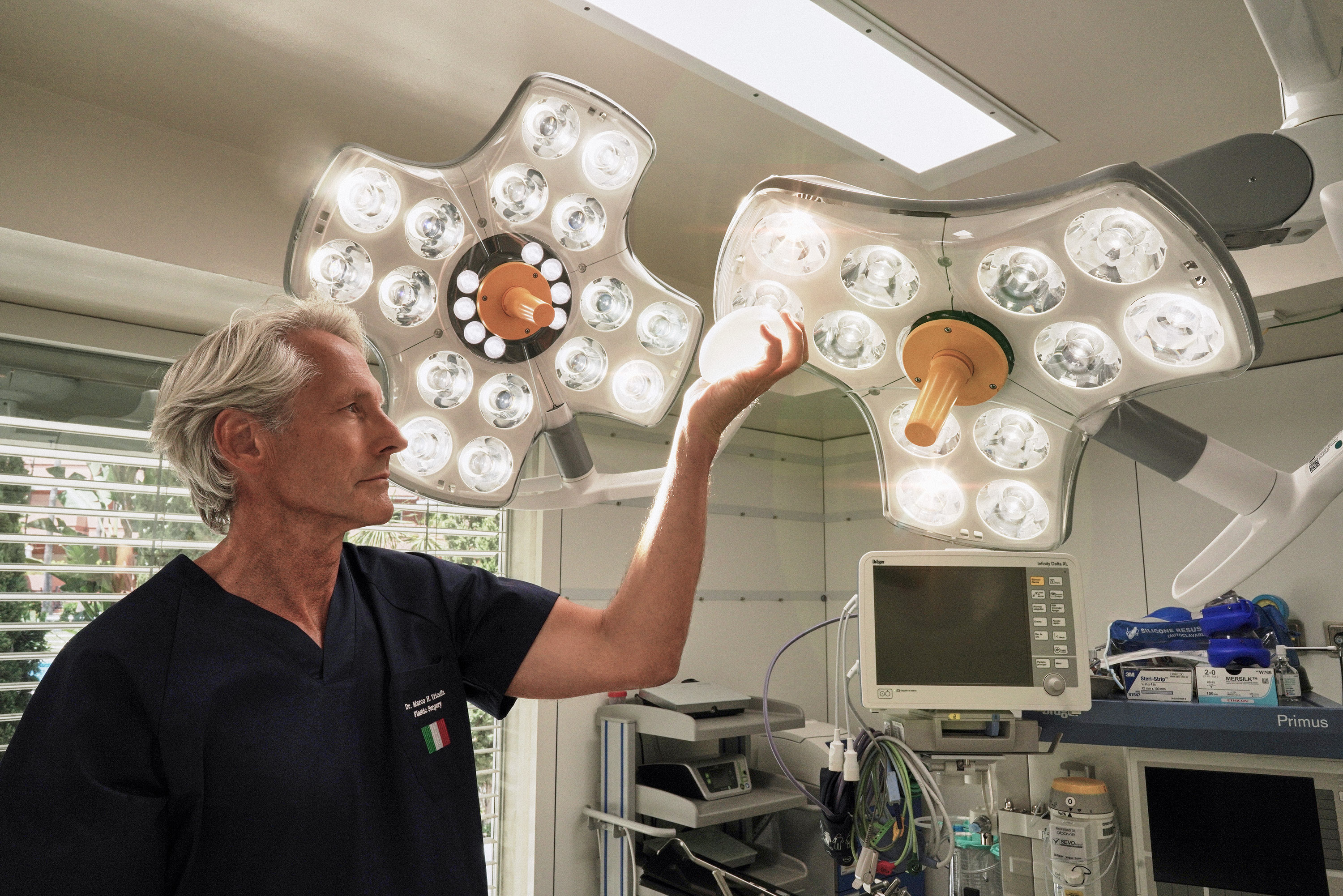 Dr. Marco Vricella durante una cirugía plástica en quirófano certificado