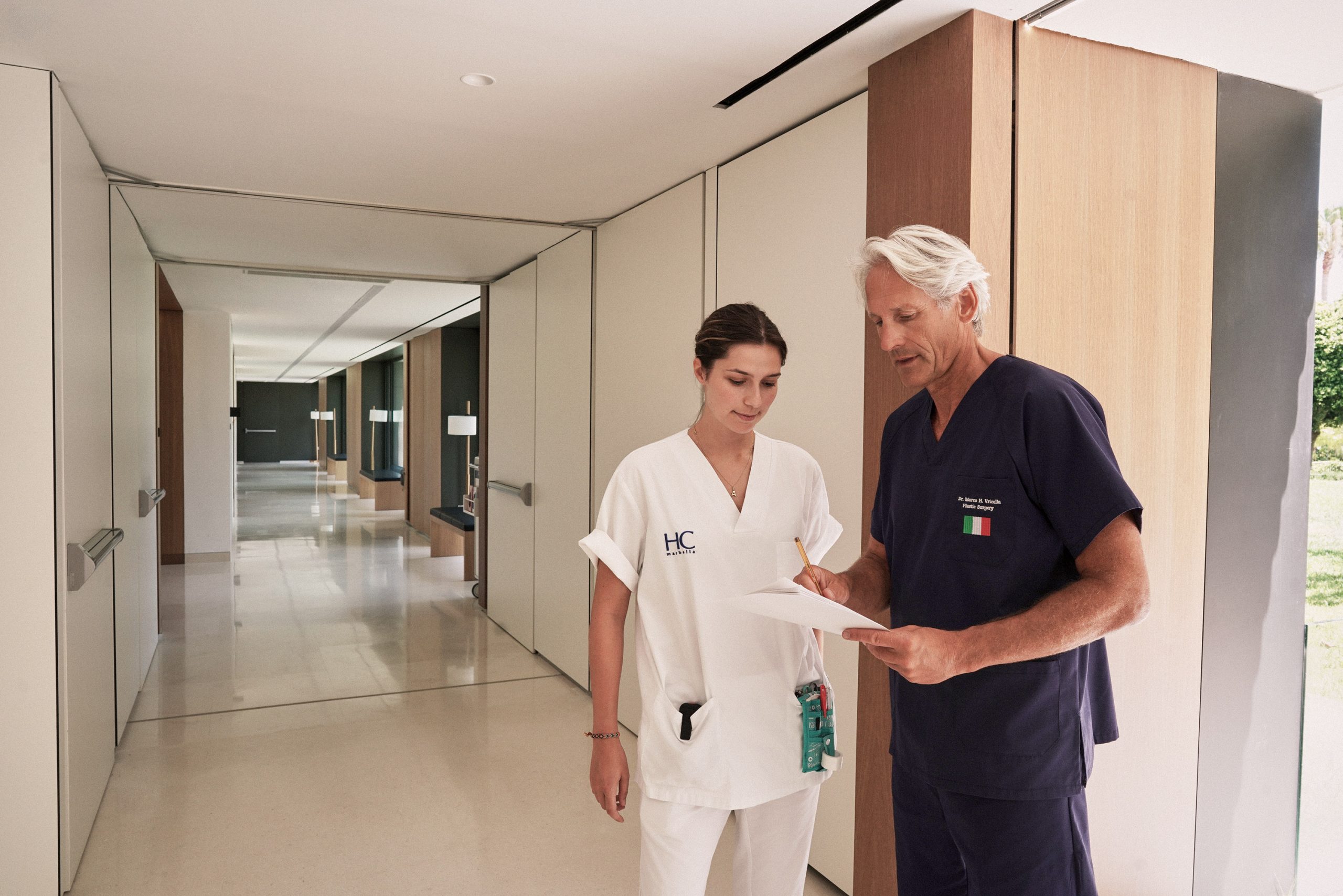 Consulta personalizada con el Dr. Marco Vricella — lifting facial Madrid