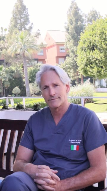 Hoy quiero compartir con vosotros el caso de mi paciente. La abdominoplastia no solo redefine el abdomen, también ayuda a recuperar seguridad, comodidad y confianza después de grandes cambios corporales. Cada resultado se adapta de forma personalizada para conseguir un abdomen más firme, armónico y natural. Porque sentirse bien con tu cuerpo también forma parte del bienestar. 📞 Inglés: (+34) 671 639 353 📞 Español: (+34) 652 321 683 #madrid #marbella #drvricella #abdominoplasty