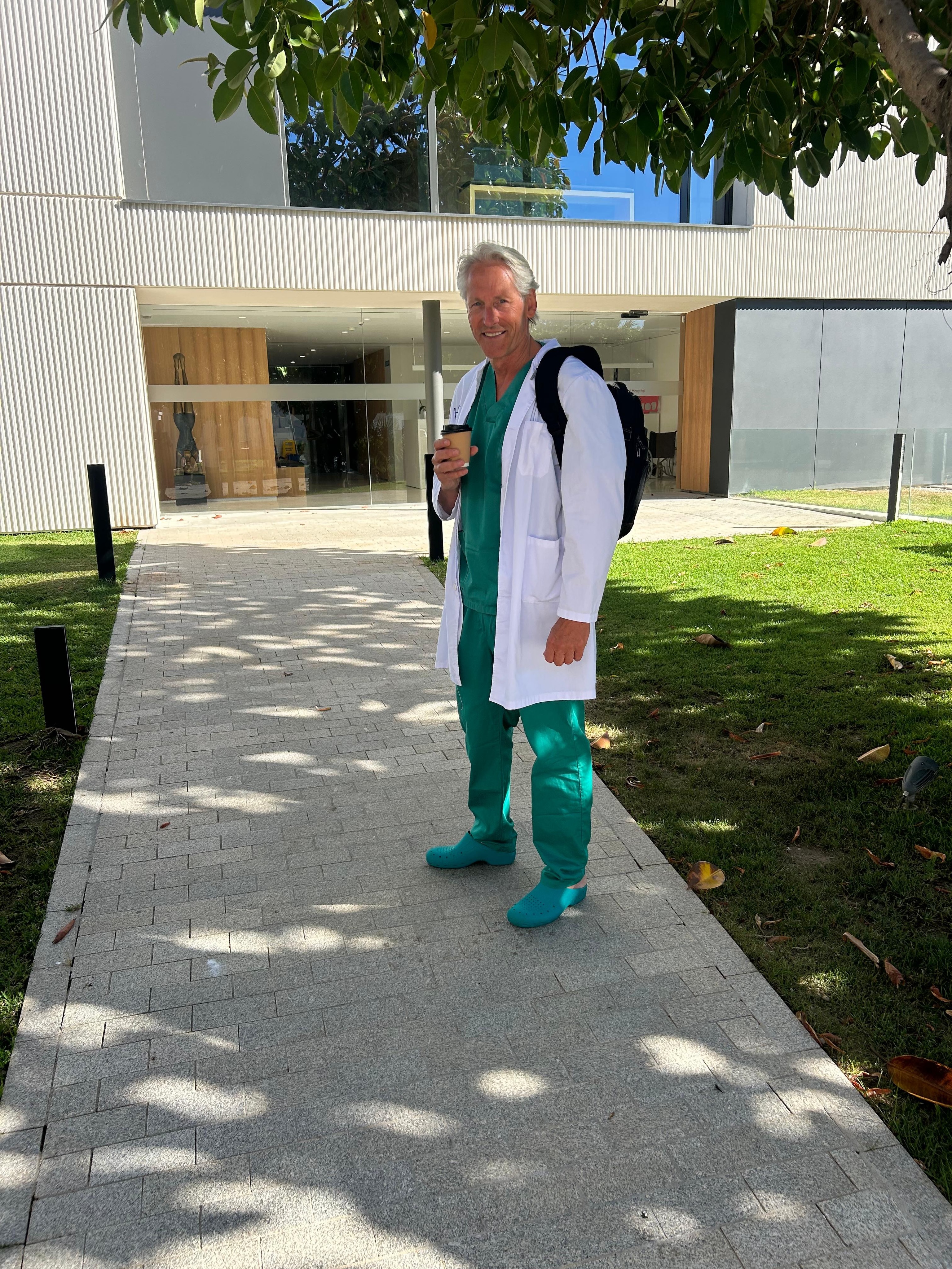 Qué día tan bonito… pero el verano está a las puertas y toca pasar por quirófano. #marbella #quirofano #drmarcovricella
